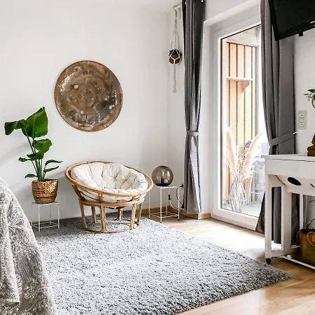 Near Altstadt /w Workspace, Feng-shui & Art Appartement *